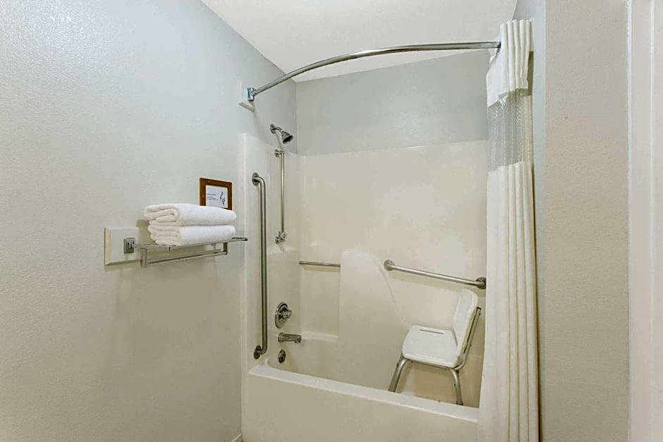 Upper Lake Inn & Suites