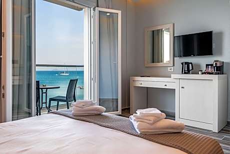 Deluxe Double Room with Balcony and Front Sea View