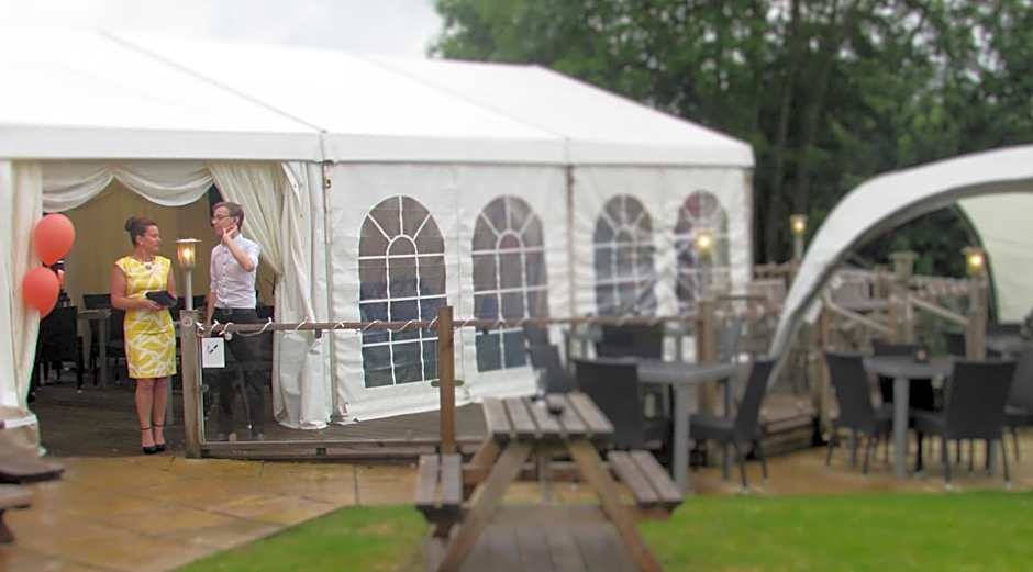 Narrowboat at Weedon