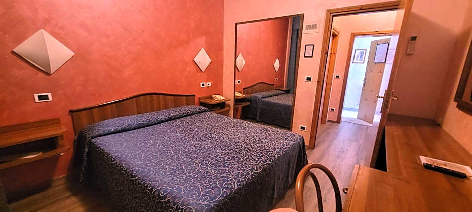 HOTEL PARADISO