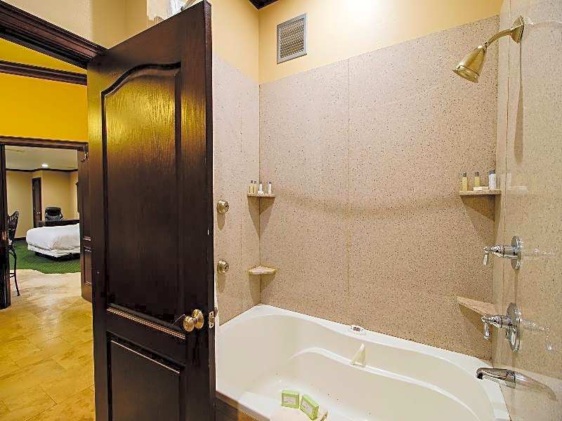 OYO Pinewood Inn & Suites Silsbee