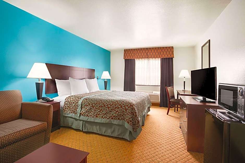 Days Inn & Suites by Wyndham Conroe North