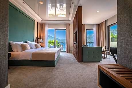 Deluxe Double Room with Balcony and Sea View