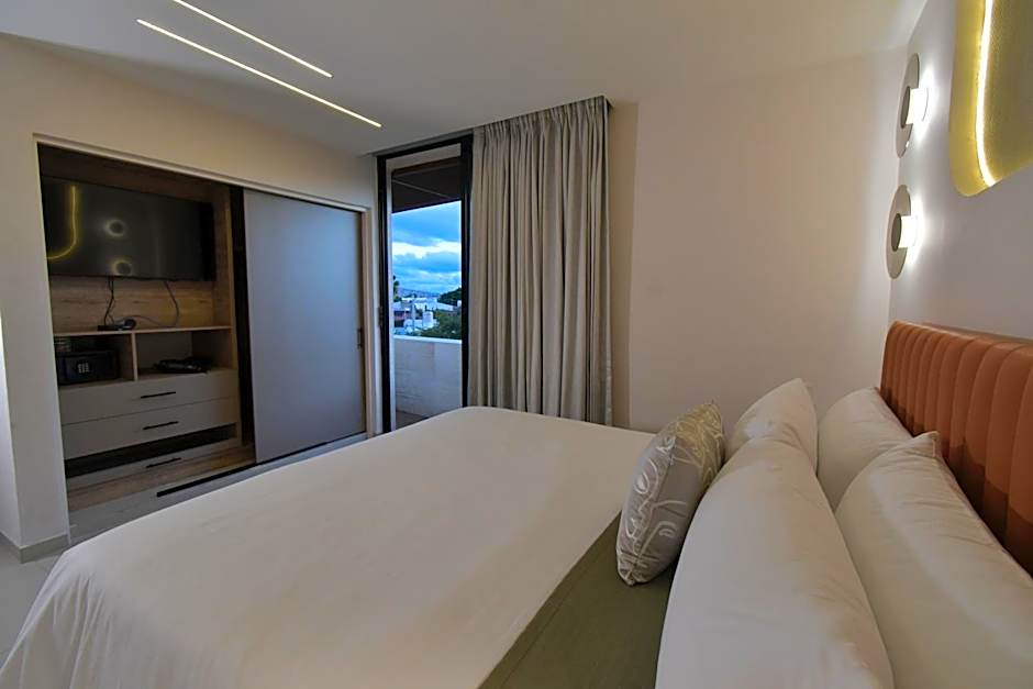 Expo Satelite 2750 Hotel & Suites