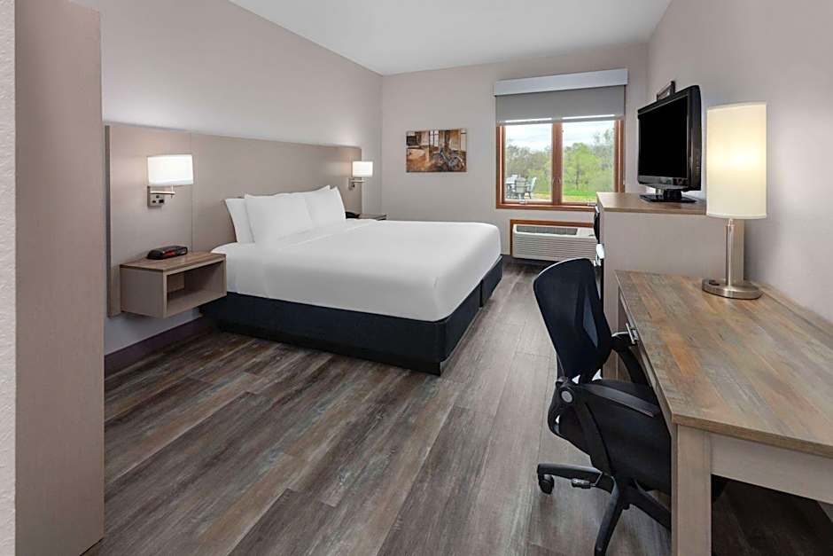 Photo 1 of 4 of 1 King Bed, Mobility Accessible, Grab Bars, Bathtub
