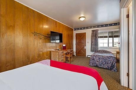 1 Queen Bed & 1 Single Bed