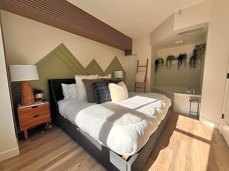 Three Peaks Getaway Jacuzzi Suite - sleeps 4