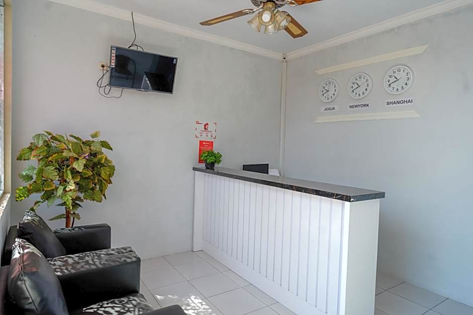 RedDoorz near Padang Golf Adisucipto