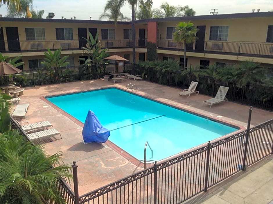American Inn & Suites