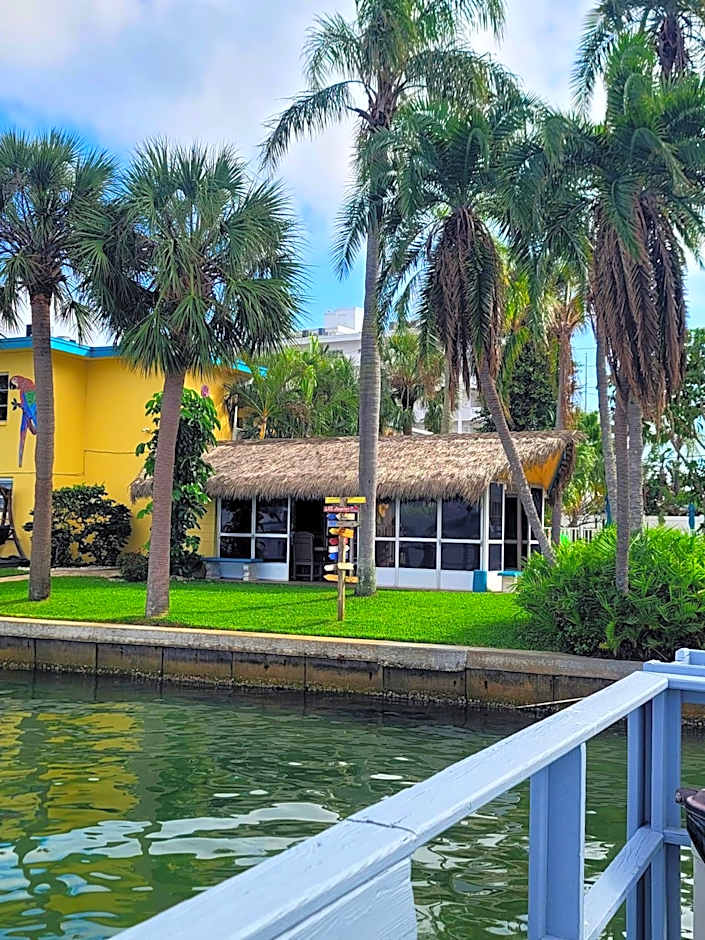 Searenity, Waterside studio in the heart of Treasure Island, walk to beach