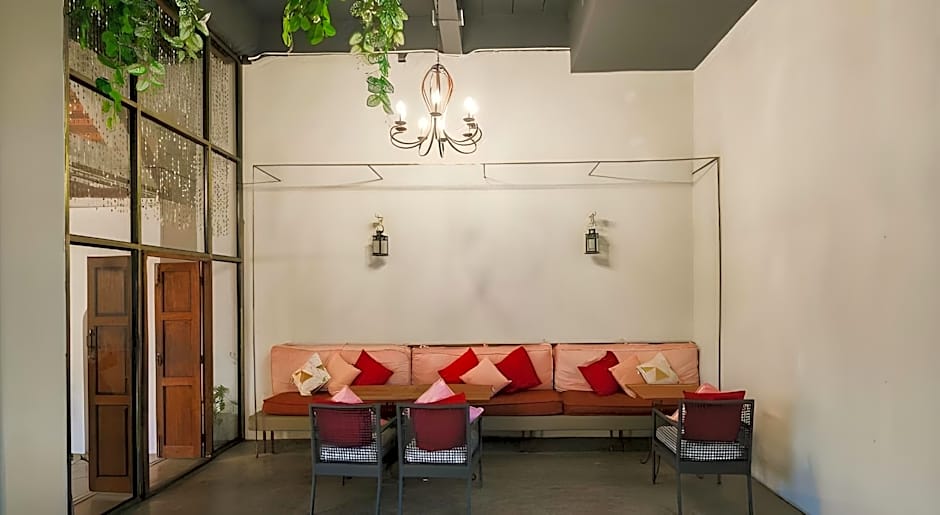 White Wall Riverfront Hotel