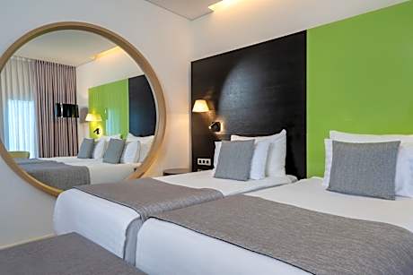 Standard Twin Room with City View - High Floor