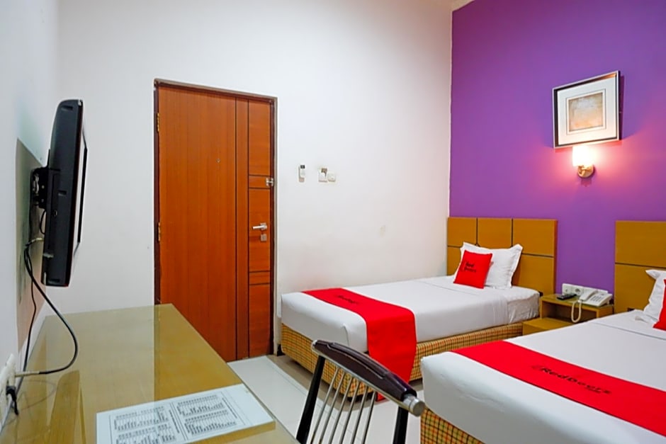 RedDoorz near Monumen Habibi Ainun