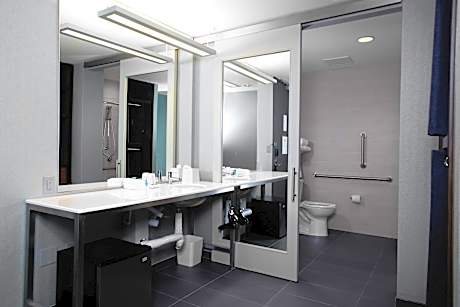 Room, 2 Queen Beds, Mobility Accessible (Hearing Accessible, w/ Tub) (2 Queen Beds)