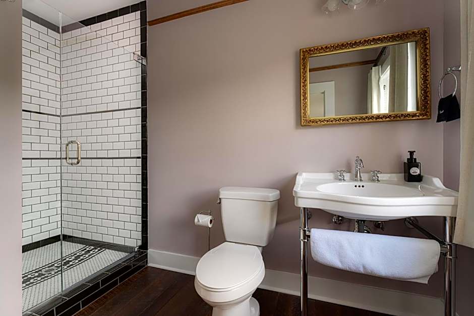 The NuWray Hotel & Carriage House