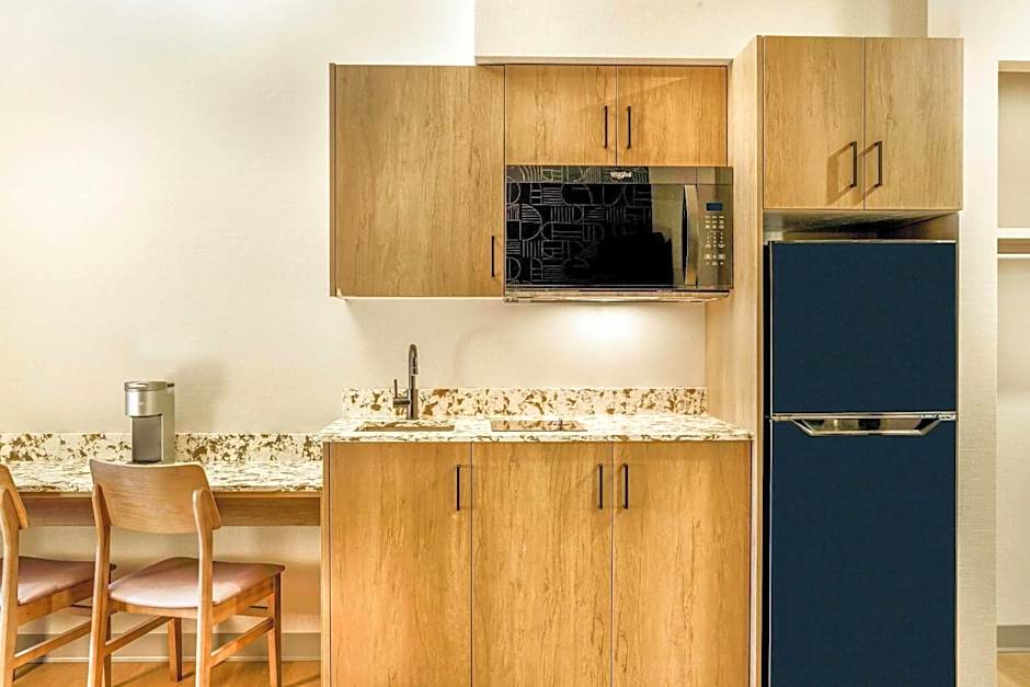 Days Inn & Suites by Wyndham West Edmonton