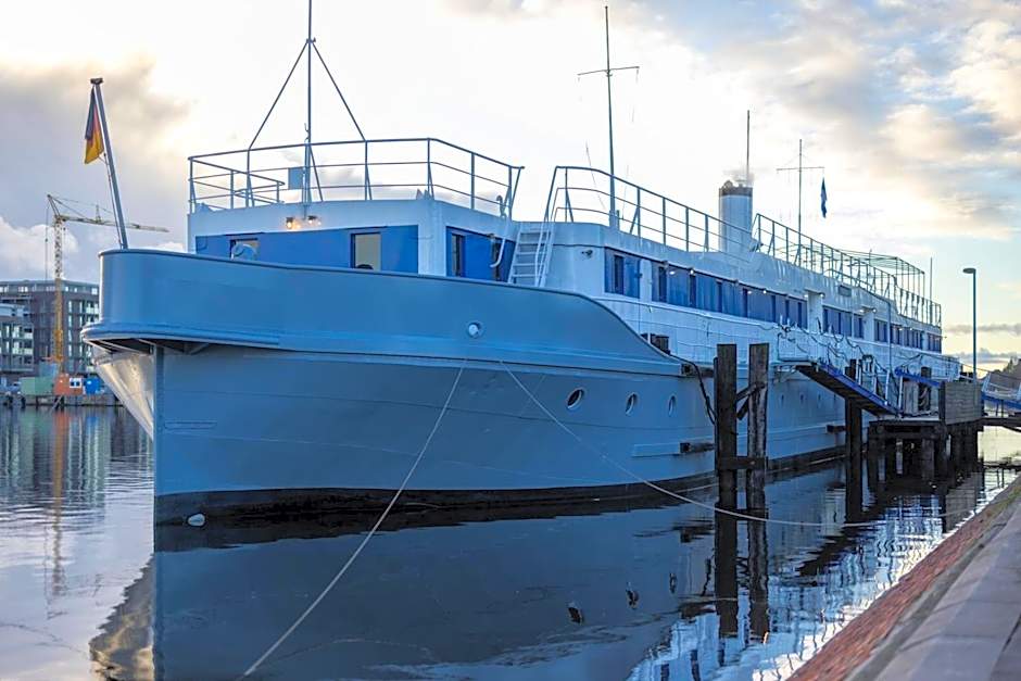 ARCONA - Übernachten auf dem Wasser - direkt am Bontekai