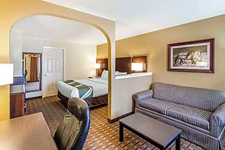 1 King Bed Suite - Non-Smoking