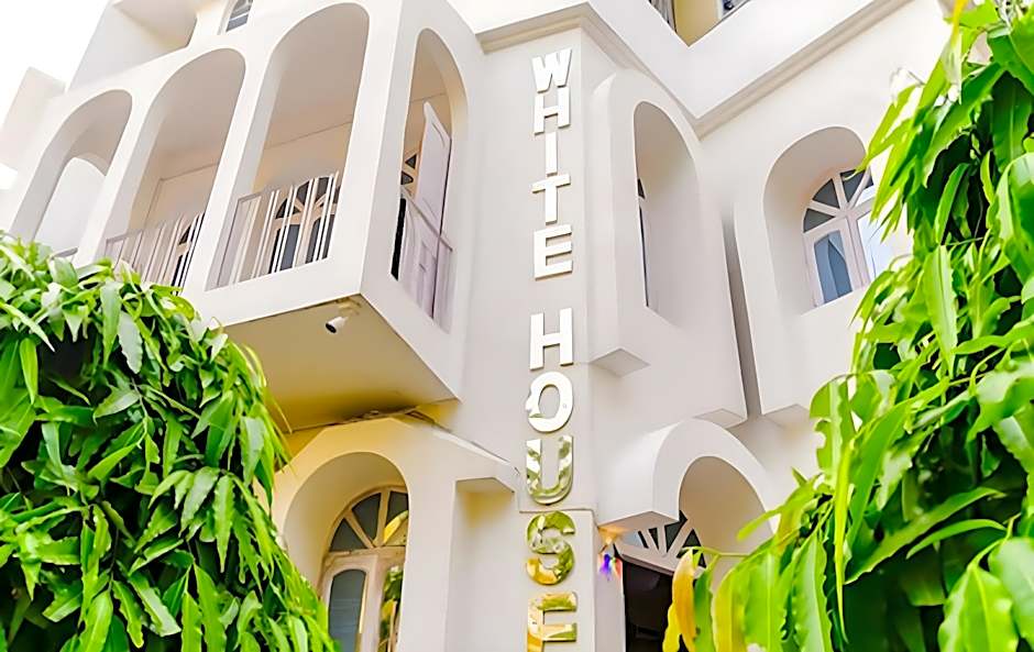 White House by Oyo Rooms – Calcutta, LA
