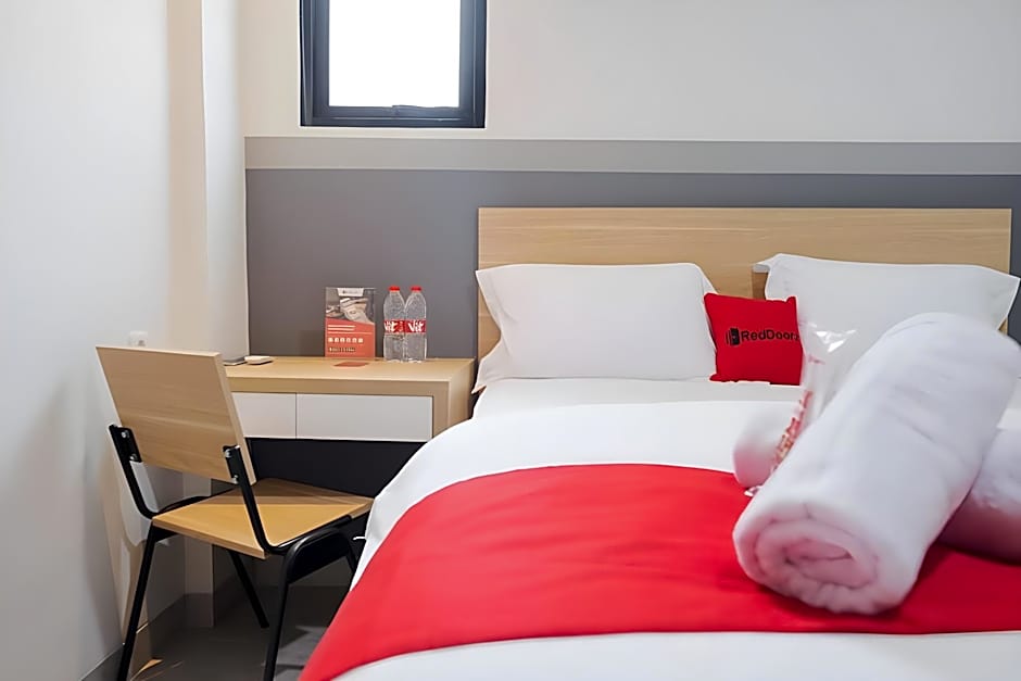 RedDoorz Plus near Taman Anggrek Mall