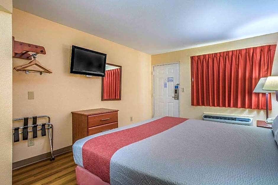 Rodeway Inn & Suites