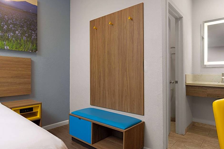 Days Inn by Wyndham Bakersfield