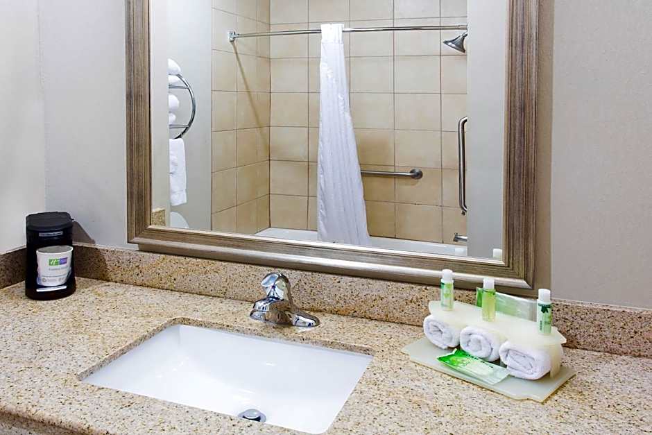 Holiday Inn Express Hotel & Suites Alvarado By IHG