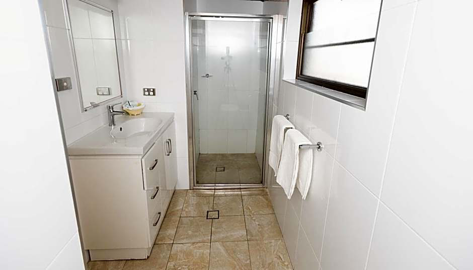 All Travellers Motor Inn