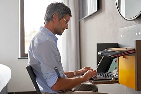 Cozy Twin Room with Window