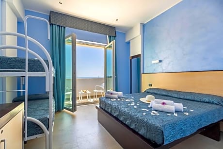 Triple Room with Balcony and See View 