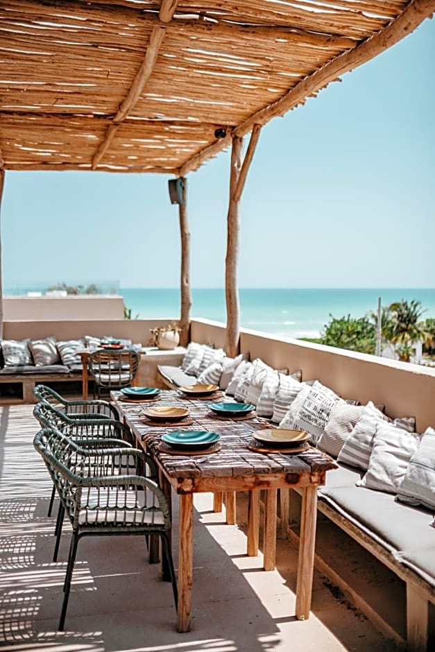 DOS MARES Barefoot Hotel