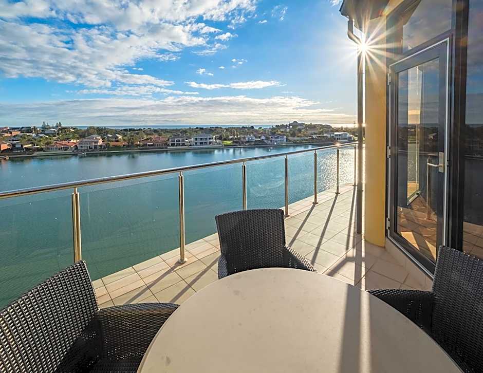 Lakes Hotel