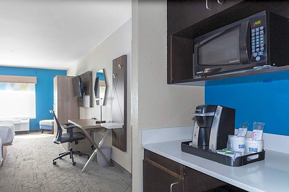 HOLIDAY INN EXPRESS & SUITES ROANOKE RAPIDS By IHG
