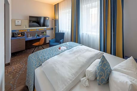 Single Room with Queen Bed and Courtyard View