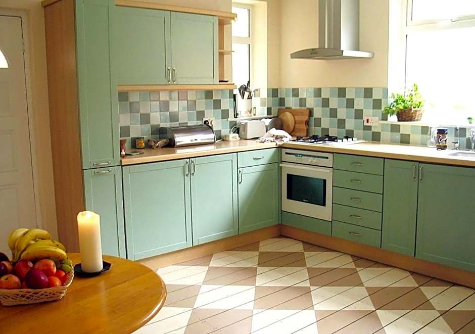 Healing Waters Sanctuary for Exclusive Private Hire and Self Catering Board, Vegetarian, Alcohol & Wifi Free Retreat in Glastonbury