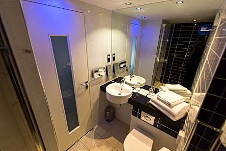 1 Double Standard Single Sofa Bed Free Hot Breakfast