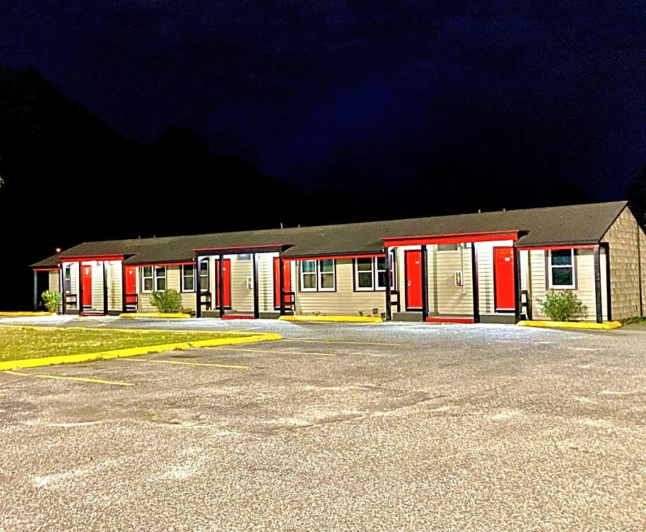Whistling Pines Motel- Daily and Extended Stay