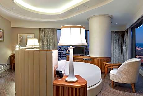 Circular Bed Ottoman Suite With Lounge Access