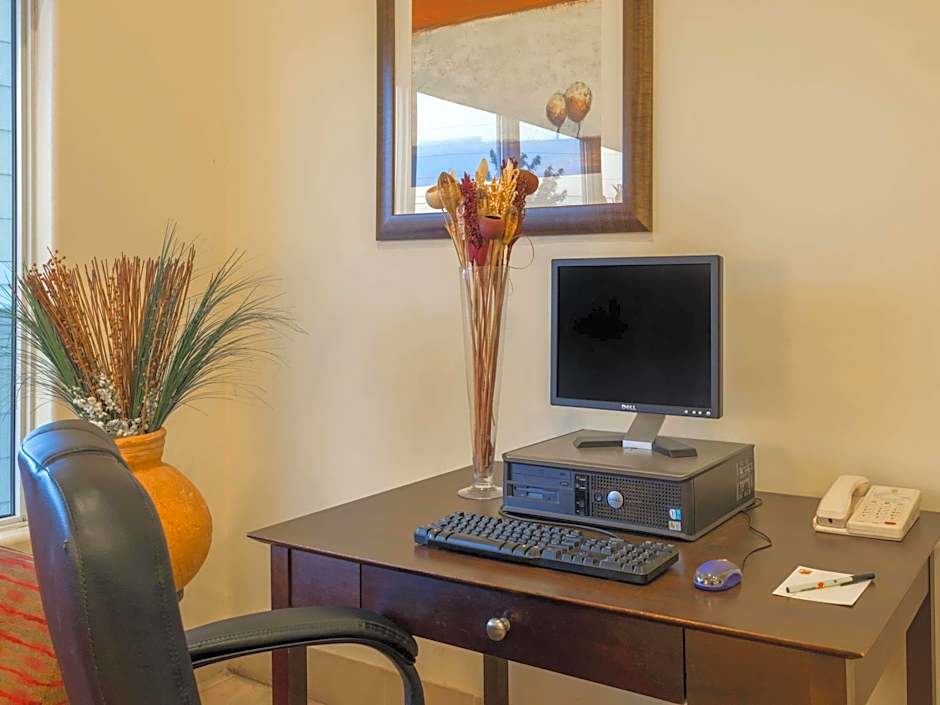 Super 8 by Wyndham Midland