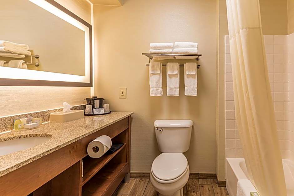 Coshocton Village Inn & Suites