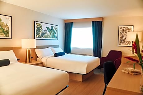 Superior Queen Room – Pool View