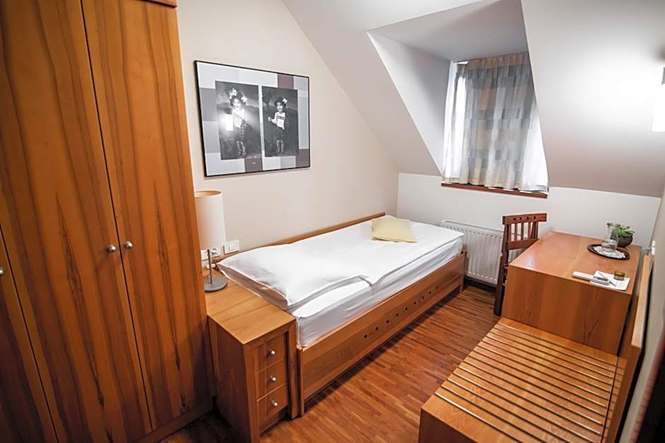 Hotel Dvor Jezersek Brnik