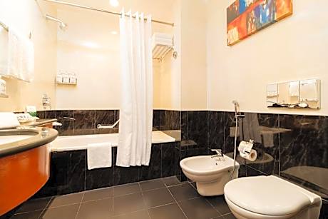 Two-Bedroom Suite with One King and Two Twin Beds - Sea View/Lounge Access