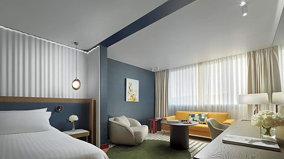 Foto 1 di 6 di Classic 1 King Bed, Acropolis View