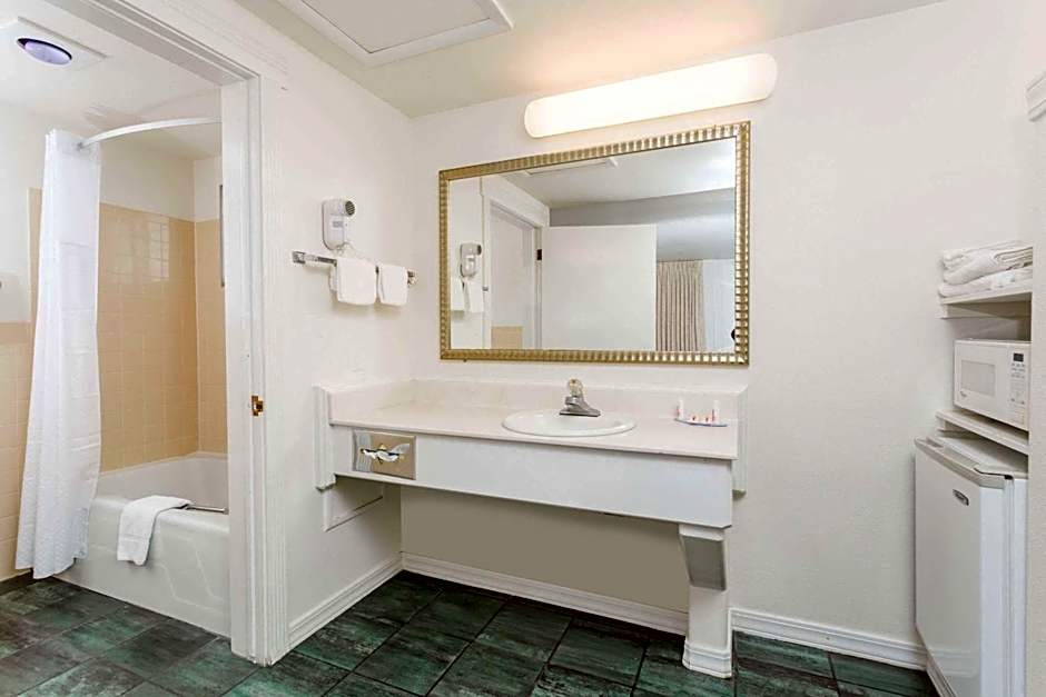 Days Inn by Wyndham Kimball