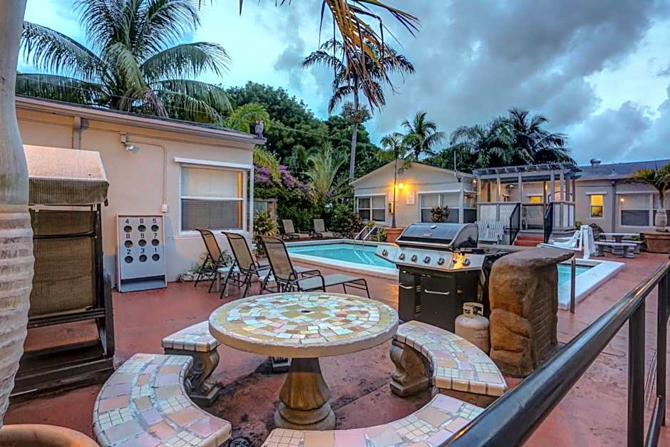 Richard's Motel Courtyard