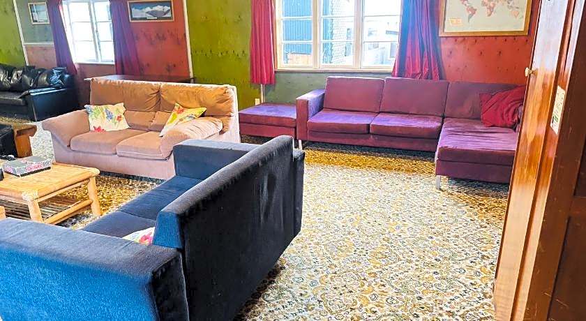 The Crossing Lodge and Backpackers