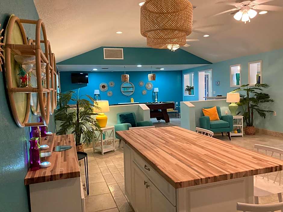 3Gulls Inn Ozona-Boutique Hotel-Steps from Restaurants & Brewery-SwimSpa Pool-Pet Friendly