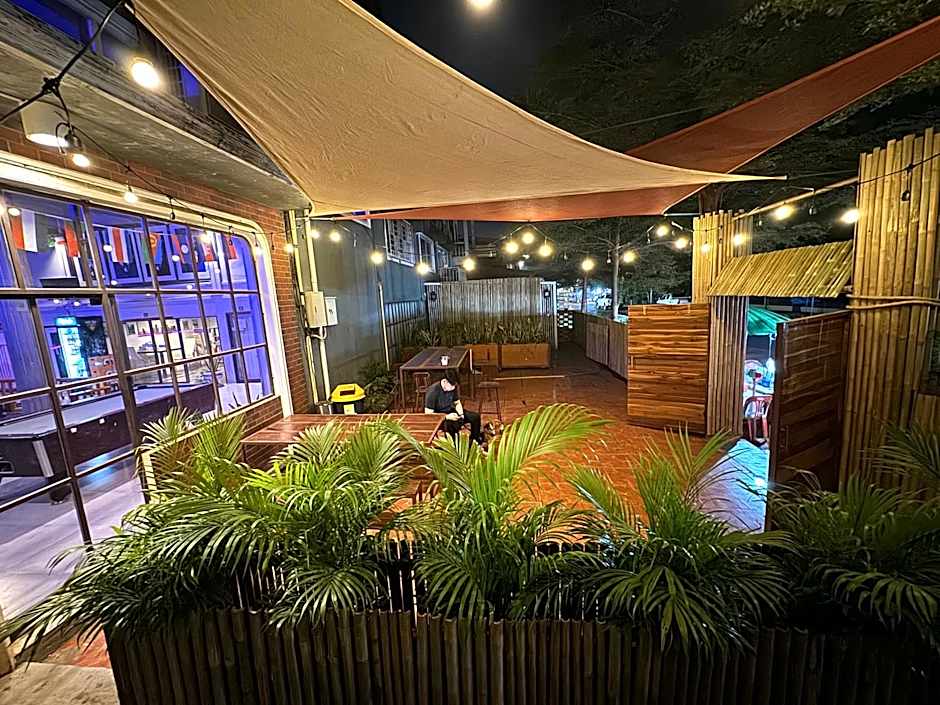 You Empire Hostel & Bar