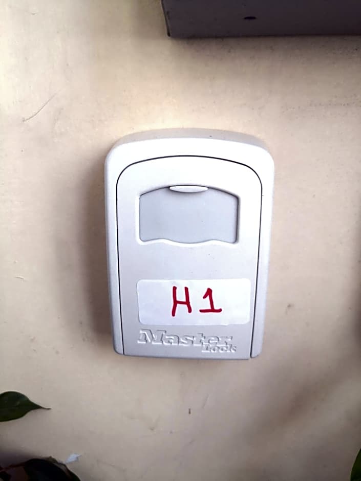 House in the center of Piraeus next to the port and the metro!!